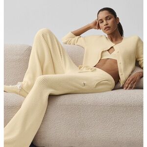 💛💛💛🔥🔥NWT Alo Yoga Snuggle Up Yellow pant and cardigan set 2026 💛💛💛